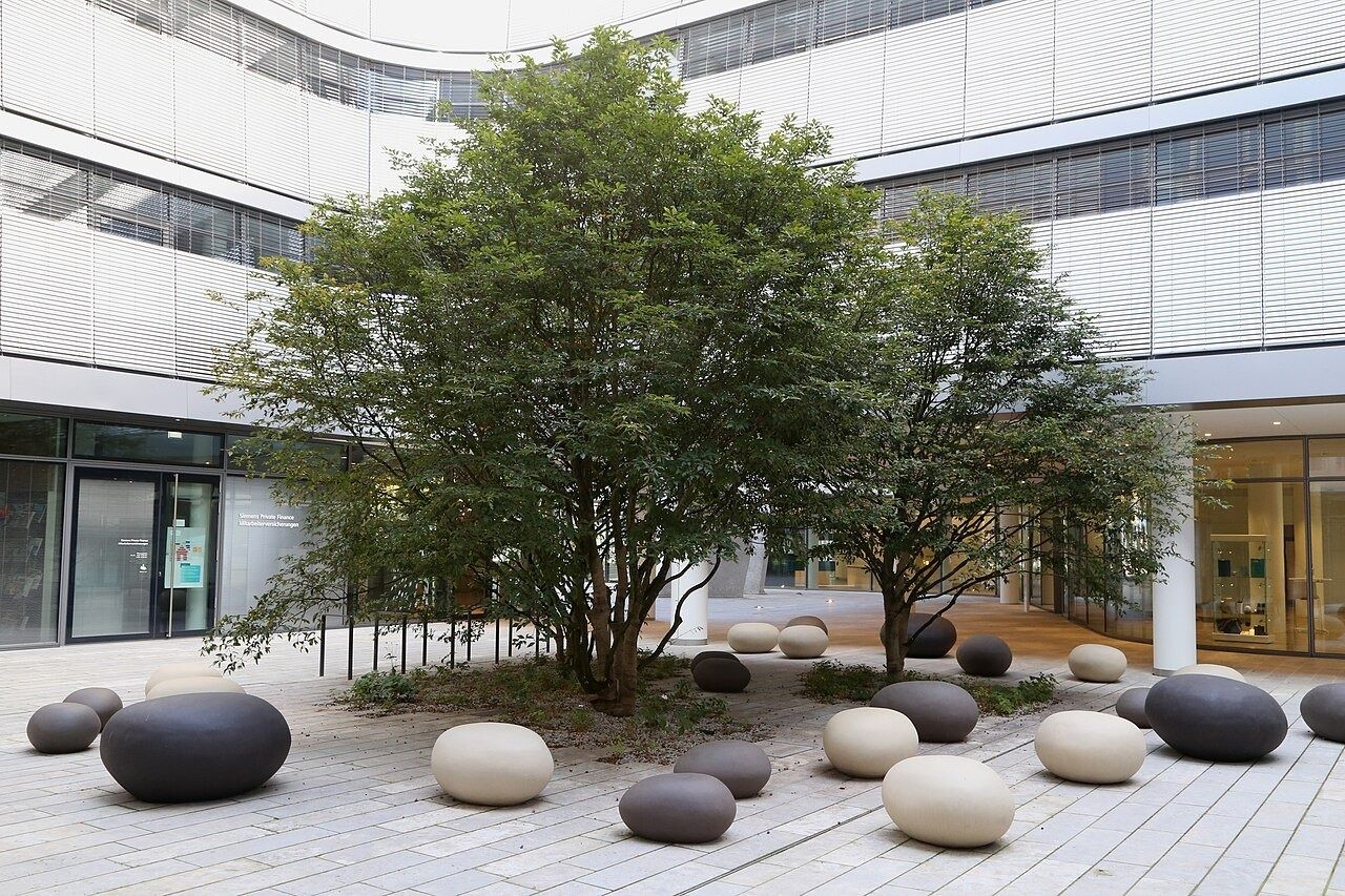 Siemens: Courtyard with trees and rounded stone seats
