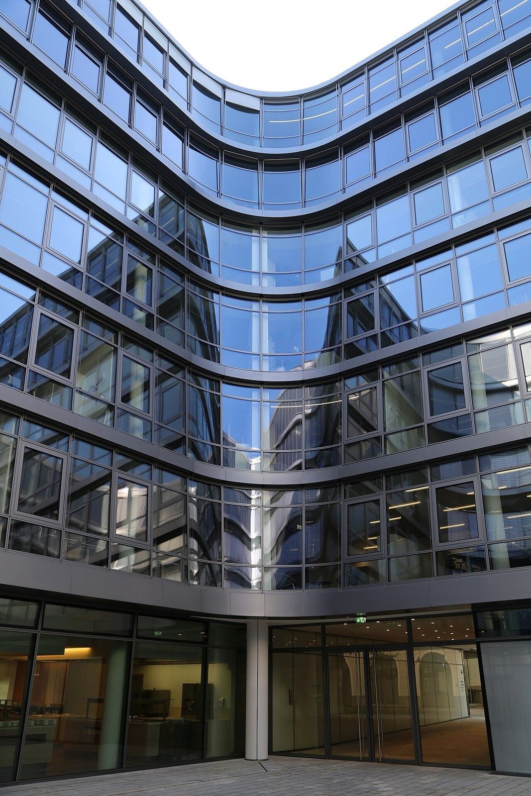 Siemens: Curving glass bands of the façade
