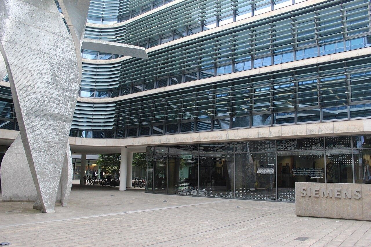 Siemens: Glass façade with a sculpture and the Siemens name