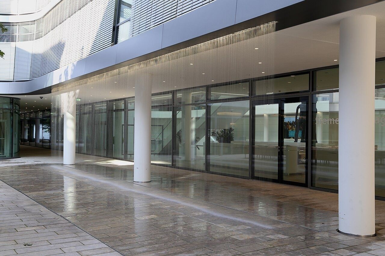 Siemens: Glass ground floor behind white columns