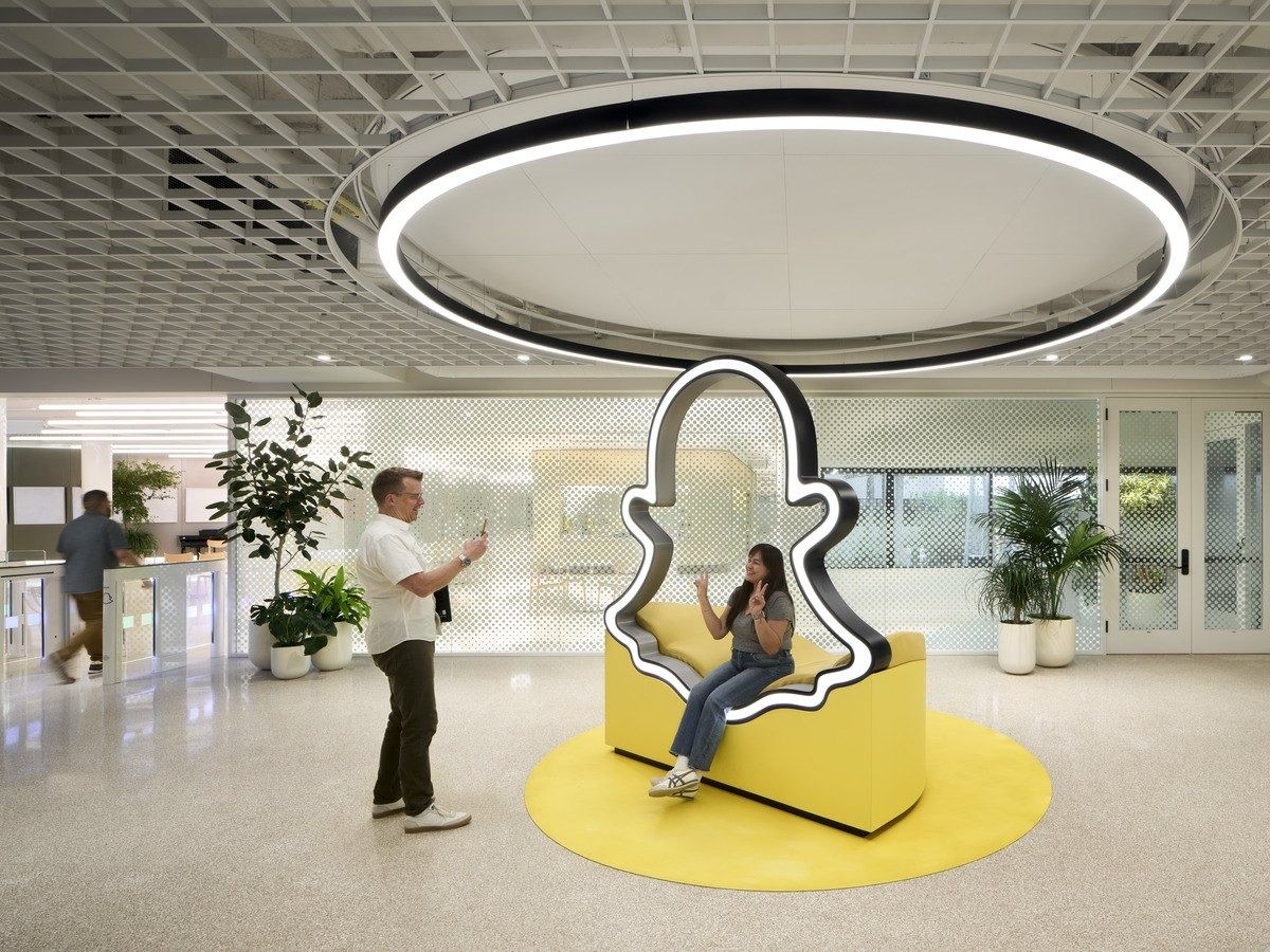 Snap: A yellow ghost-shaped seat under a ring light in an open hall