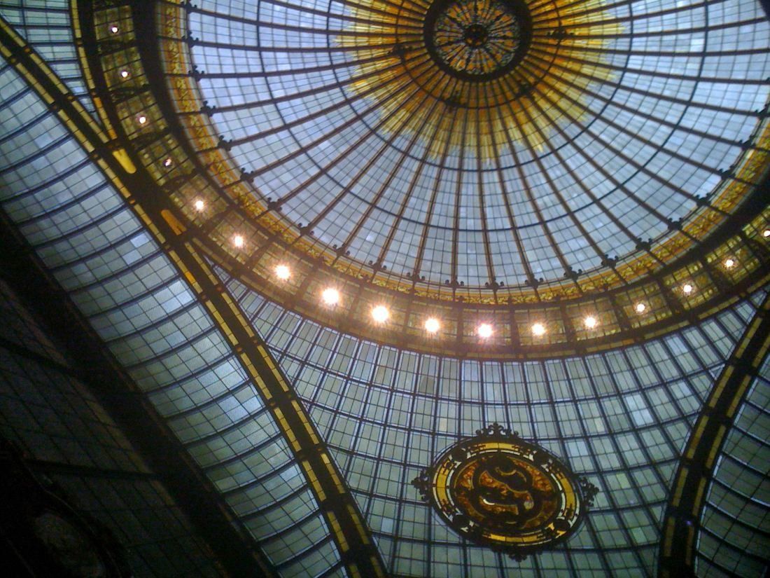 Société Générale: Glass dome seen from below, pale blue panes with a gold ring and a circular emblem