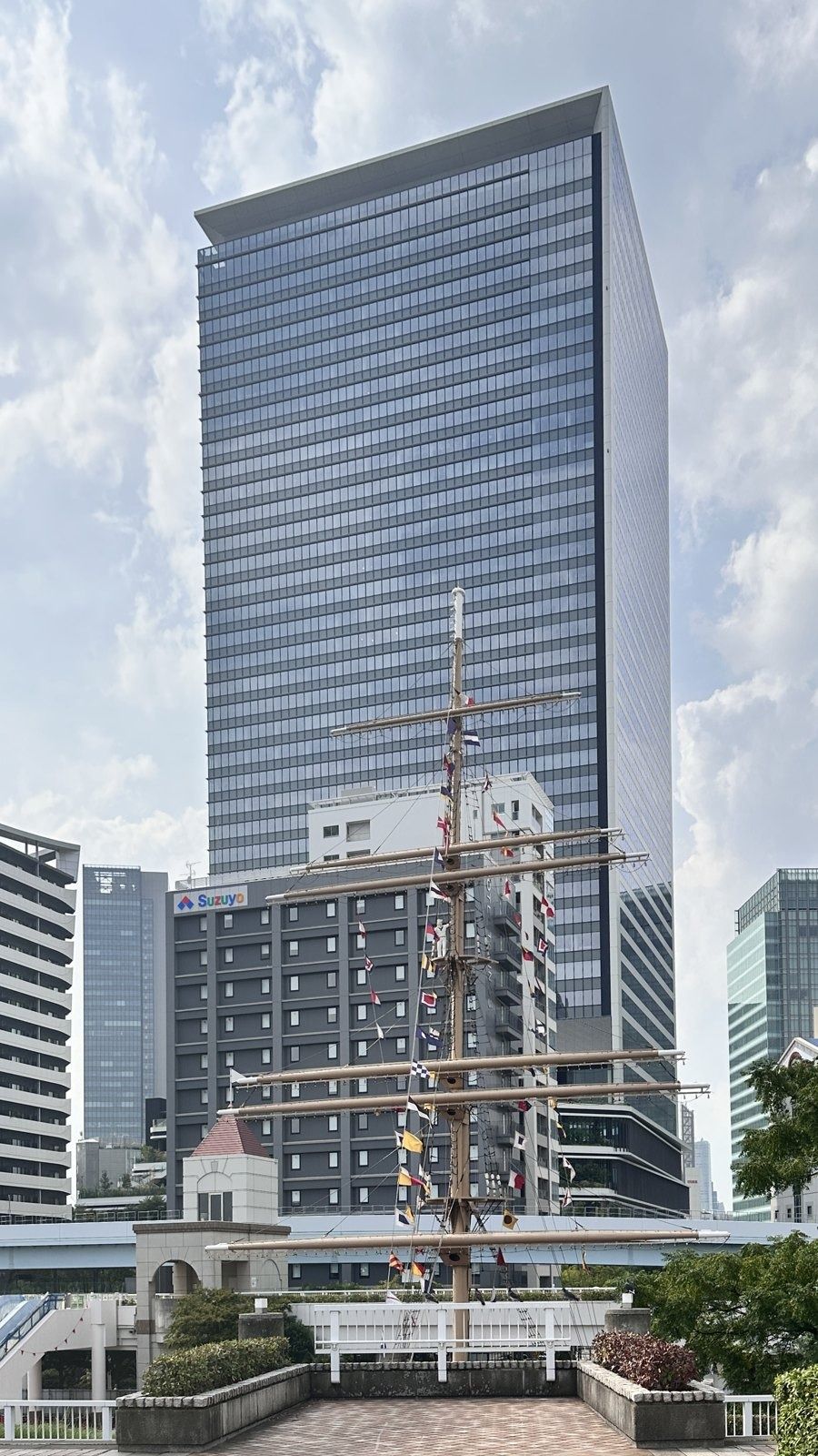 SoftBank Group: Tower behind a ship's mast at the pier