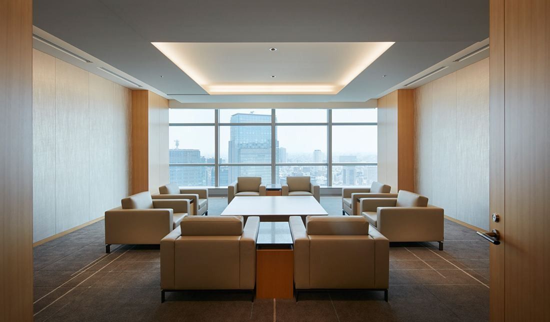 Sumitomo Corporation: Reception room with beige armchairs arranged around a table