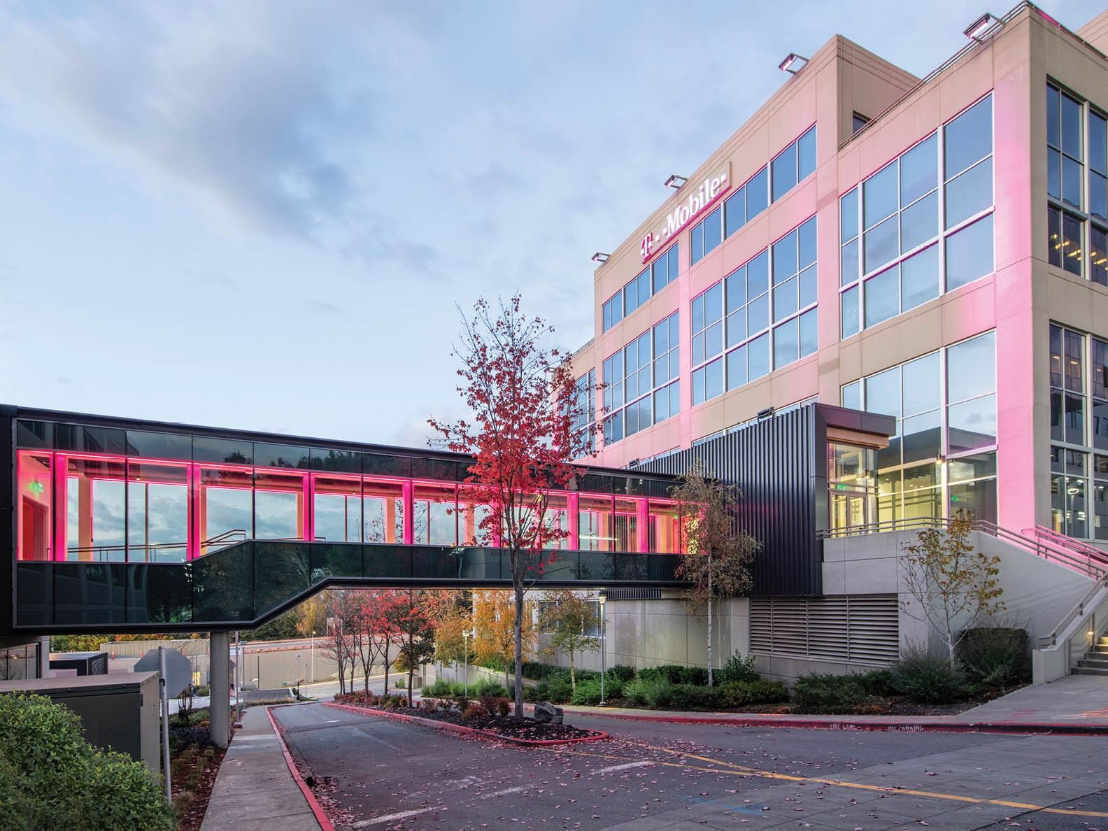T-Mobile US: Magenta-lit skybridge between two office buildings