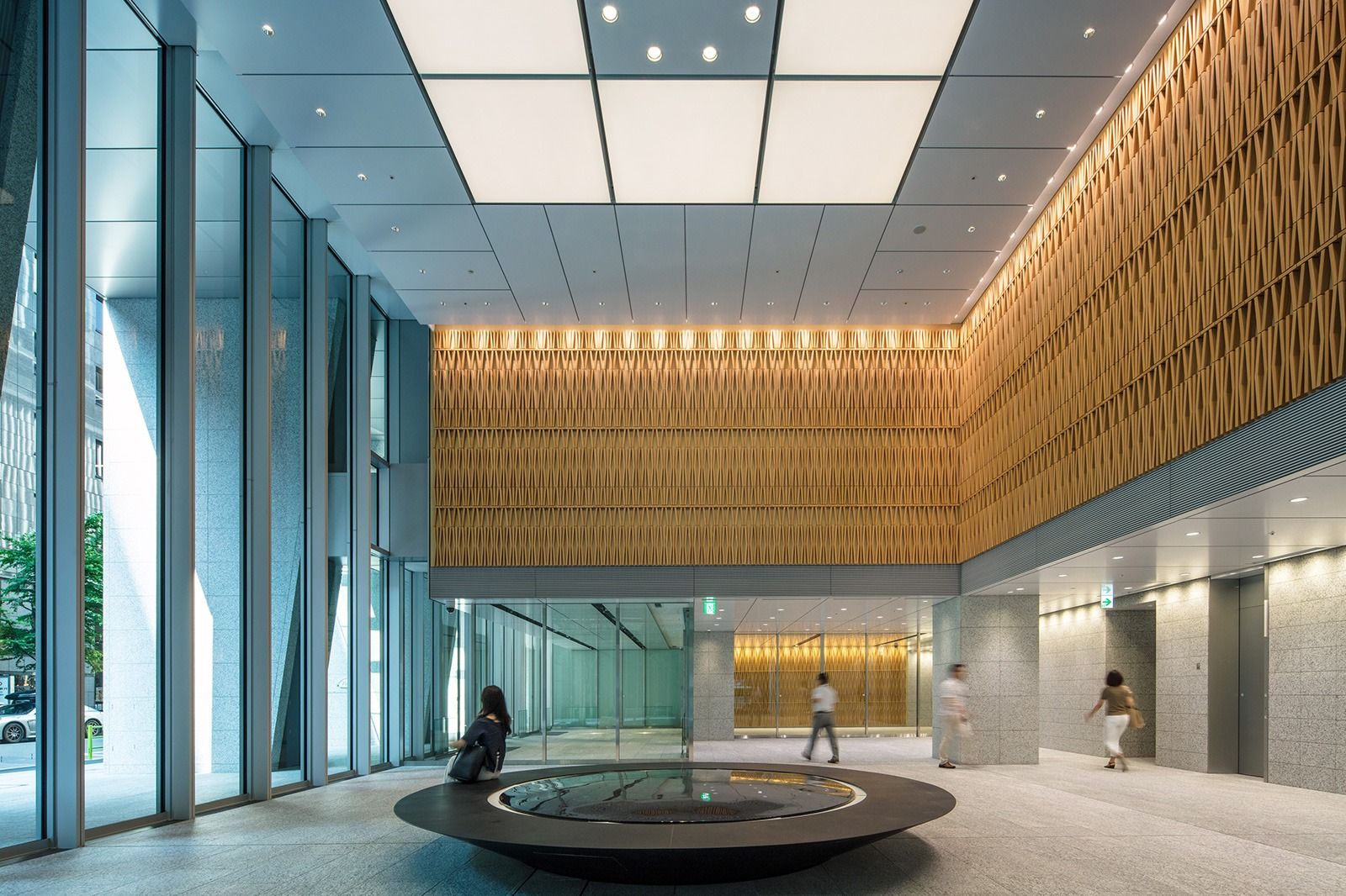 Takeda: Entrance hall with a wooden art wall and a round water basin