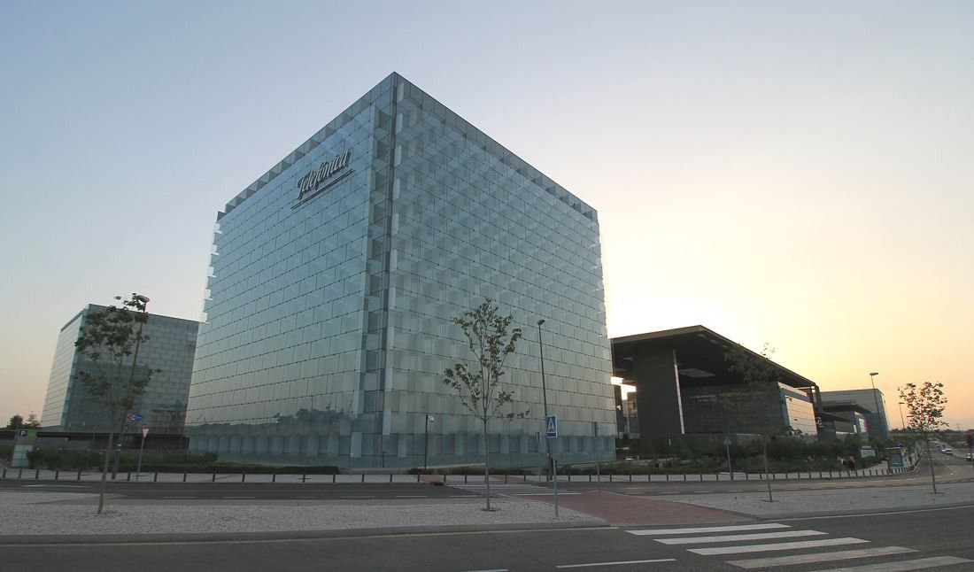 Telefónica: Glass tower at sunset seen from a street corner