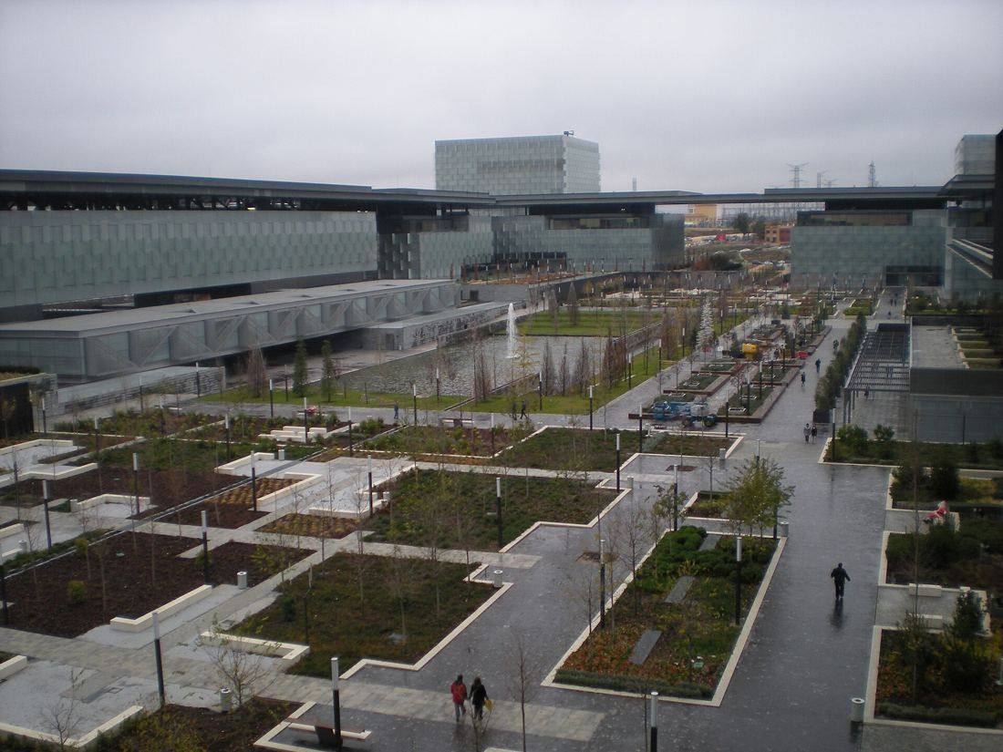Telefónica: Rows of planted garden beds and paths between long glass buildings