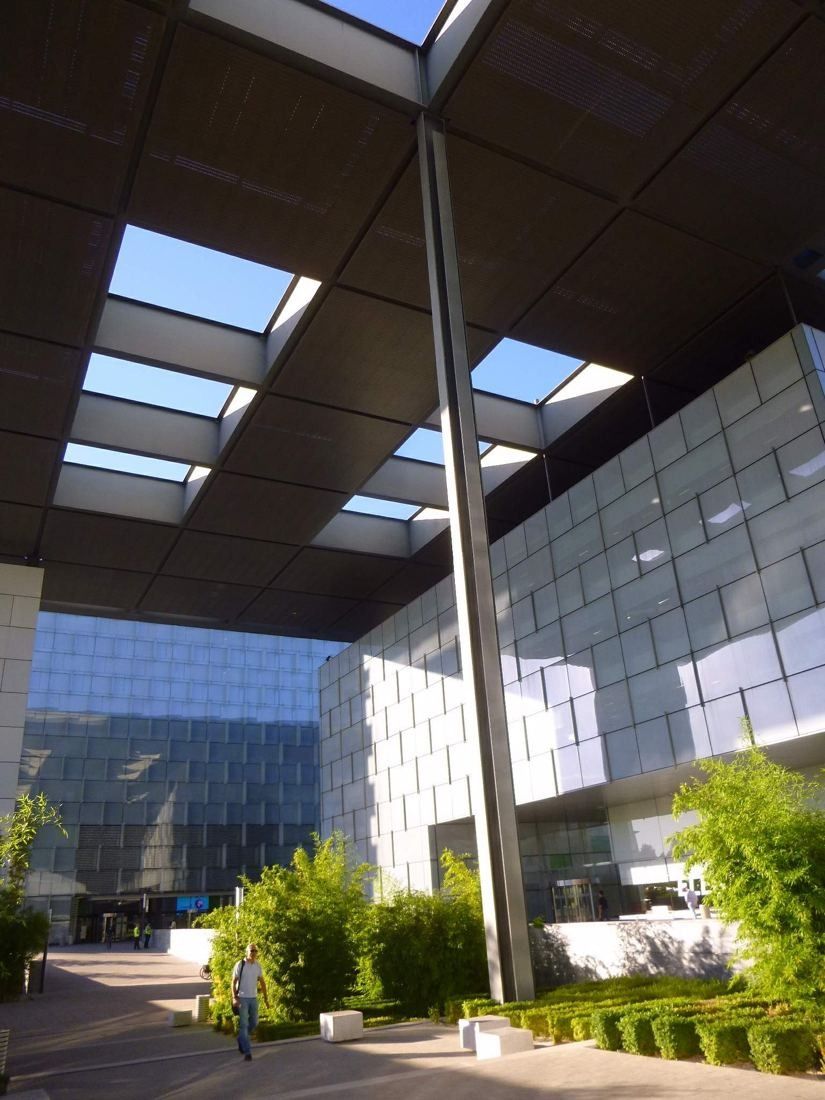 Telefónica: Tall slim columns holding a canopy with skylights over a garden