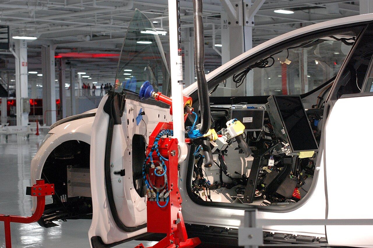 Tesla: Production equipment on the Fremont line