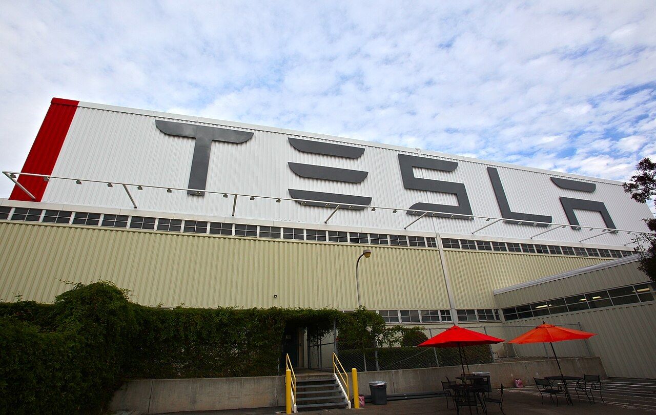 Tesla: The TESLA letters on the Fremont factory