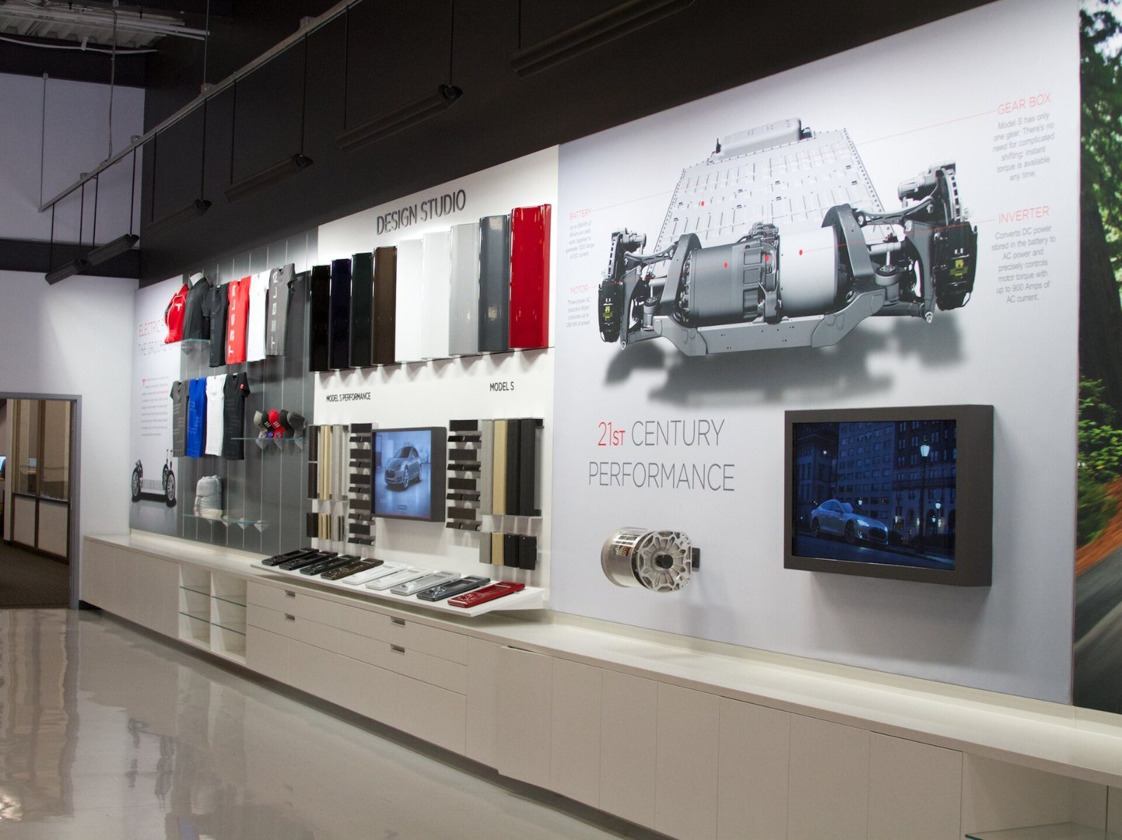 Tesla: Display wall with motor parts and screens