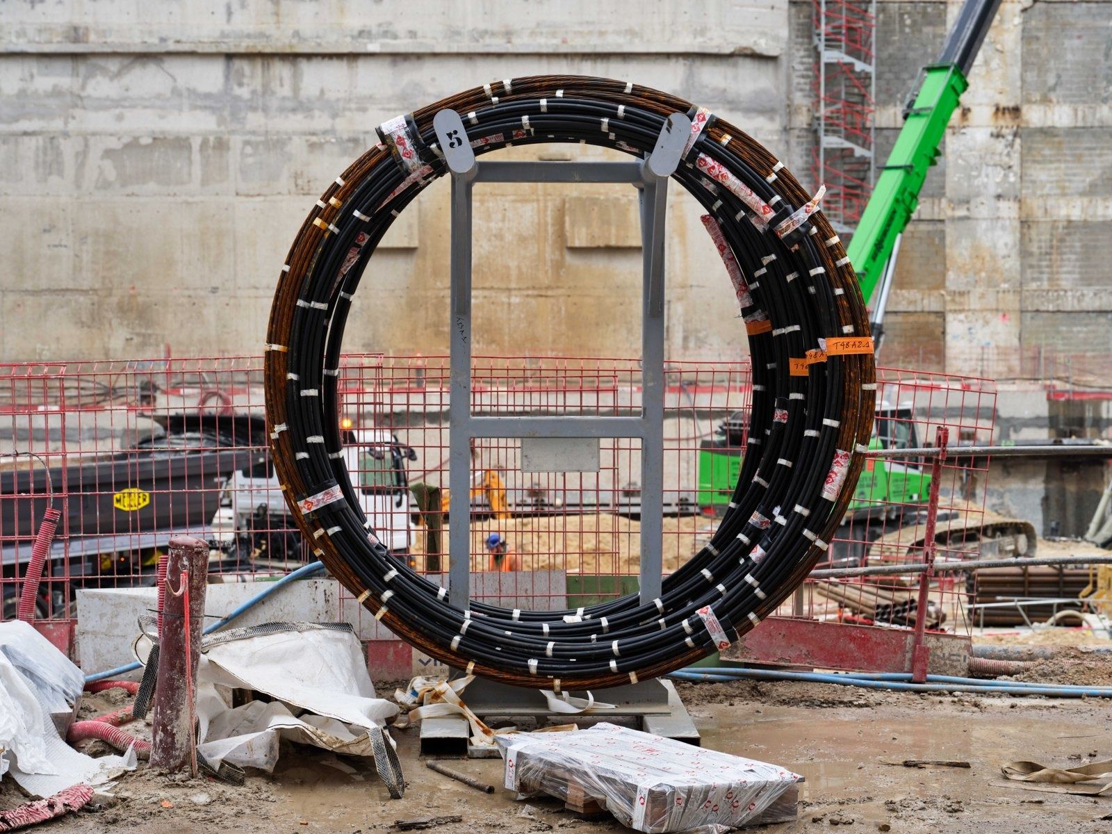 TotalEnergies: Large ring-shaped steel structure on site