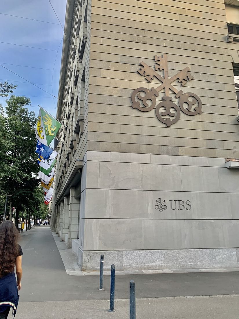 UBS: Close view of a stone corner with a three-key relief and a small UBS lettering