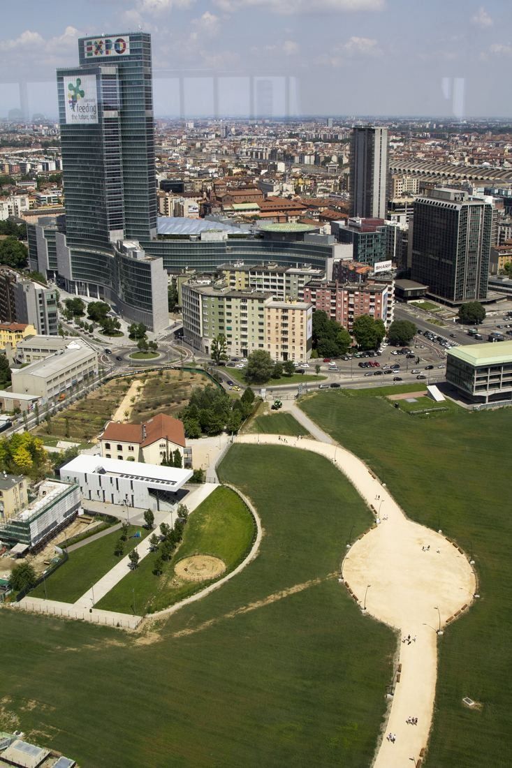 UniCredit: View down from height onto a park with paths and nearby buildings