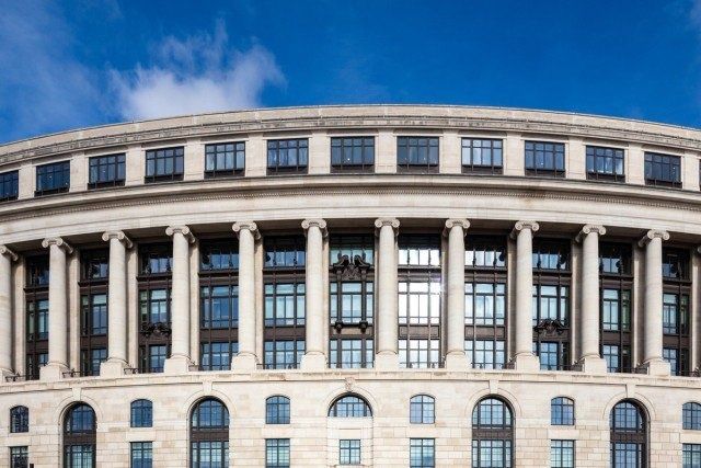 Unilever: Colonnade of the curved facade