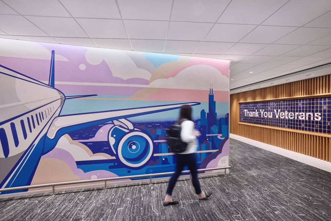 United Airlines: Corridor with a large illustrated mural of an aircraft wing and engine over a city skyline