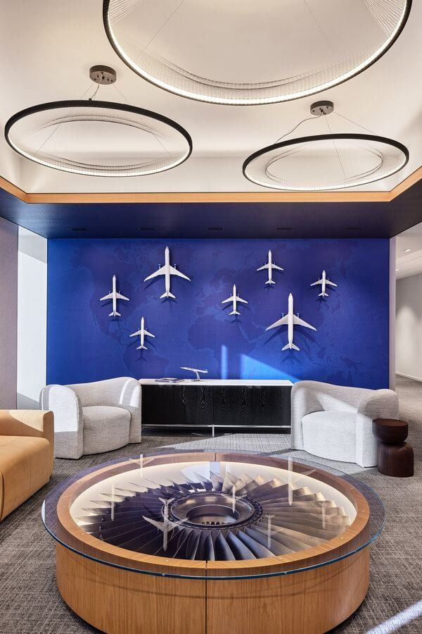 United Airlines: Lounge with a round coffee table built around an engine fan and small aircraft models on a blue wall