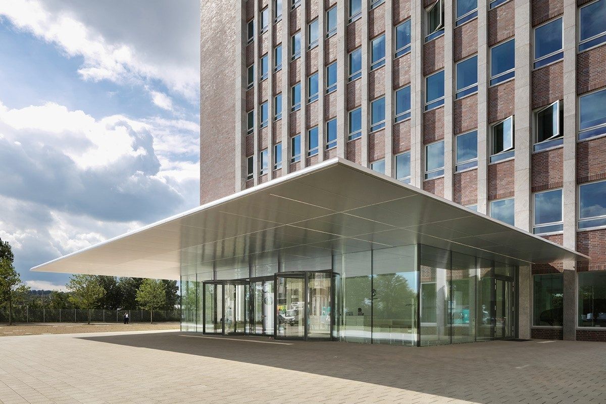 Volkswagen Group: Glass pavilion with a thin roof beside the tower