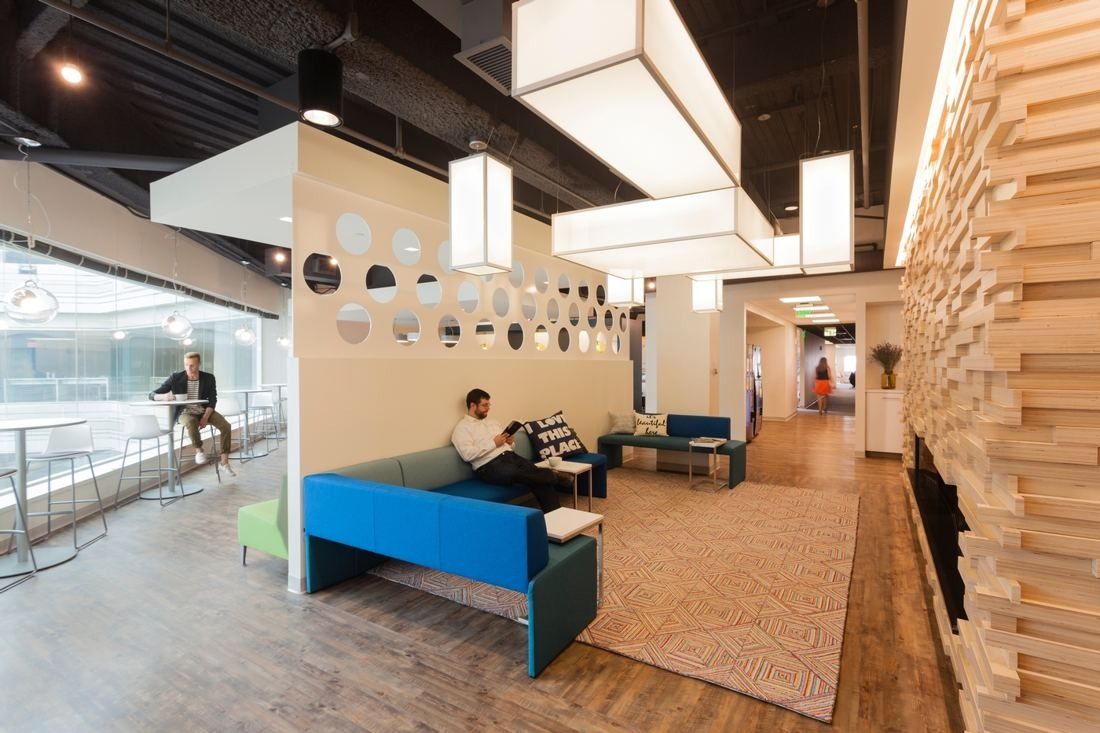 Wayfair: Lounge zone with a wooden slatted wall, a blue sofa and paper lantern lights