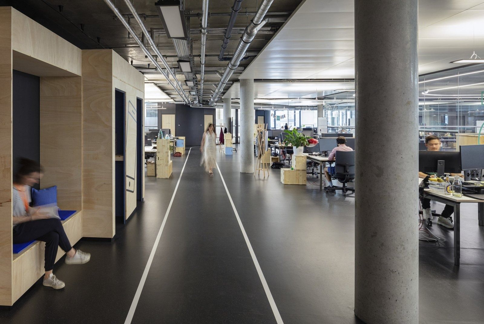 Zalando: Office floor with a running-track line on the floor, timber booths and desks